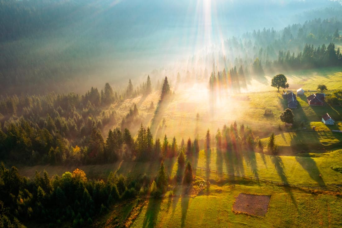 Village de montagne dans la brume, Carpates ukrainiennes