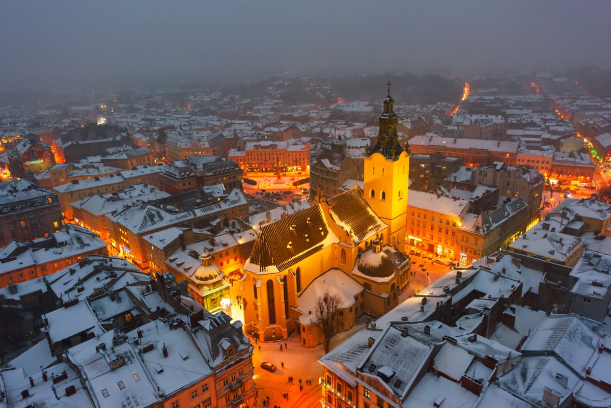 Vue nocturne de la vieille ville de Lviv sous la neige