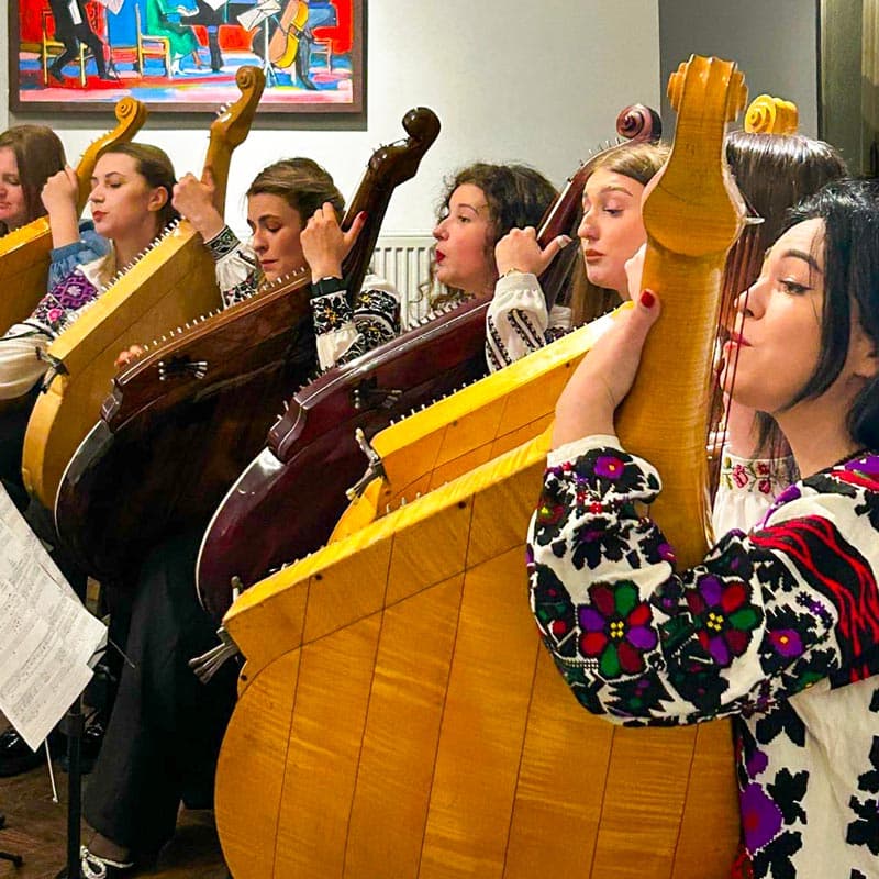 Musiciennes ukrainiennes en tenue traditionnelle jouant de la bandoura